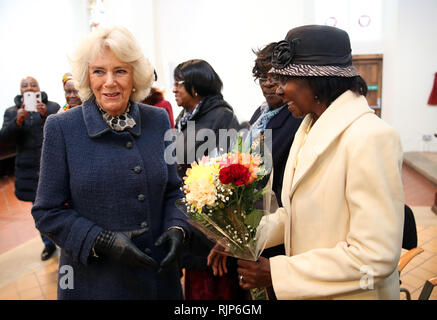 Die Herzogin von Cornwall erhält einen Blumenstrauß von einem Mitglied der Versammlung bei einem Besuch in St. John's Angell Stadt Kirche und St. John's Angell Stadt Kirche von England Grundschule, in Brixton, London, mit lokale Gruppen zu treffen und neue Bibliothek der Schule öffnen. Stockfoto