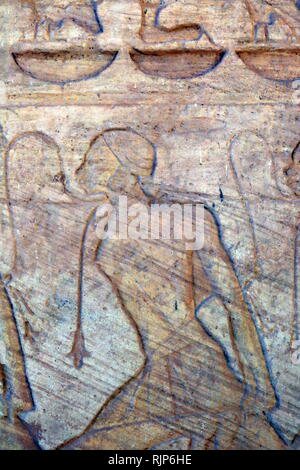 Ein Foto der Abu Simbel Tempel in Nubien, in Ägypten, in der Nähe der Grenze zum Sudan. Der Komplex ist ein UNESCO-Weltkulturerbe. Der Tempel stammt aus dem 13. Jahrhundert v. Chr., während der 19. Dynastie Herrschaft des Pharao Ramses II. Es ist ein Denkmal an den König und erinnert an seinen Sieg in der Schlacht von Kadesch. Der Komplex wurde in seiner Gesamtheit in 1968 unter der Aufsicht einer polnischen Archäologen verlegt, Kazimierz Michalowski, auf einem künstlichen Hügel aus ein Kuppelbau, hoch über dem Assuan Staudamm Stausee. Stockfoto