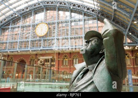 Sir John Betjeman Statue am Bahnhof St. Pancras, London, England. Der Dichter war verantwortlich für die Rettung der Station und die Kammern vor dem Abriss. Stockfoto