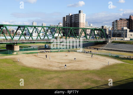 Kinder spielen Baseball in Osaka, Japan. Stockfoto