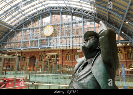 Sir John Betjeman Statue am Bahnhof St. Pancras, London, England. Der Dichter war verantwortlich für die Rettung der Station und die Kammern vor dem Abriss. Stockfoto