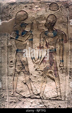 Ein Foto der Abu Simbel Tempel in Nubien, in Ägypten, in der Nähe der Grenze zum Sudan. Der Komplex ist ein UNESCO-Weltkulturerbe. Der Tempel stammt aus dem 13. Jahrhundert v. Chr., während der 19. Dynastie Herrschaft des Pharao Ramses II. Es ist ein Denkmal an den König und erinnert an seinen Sieg in der Schlacht von Kadesch. Der Komplex wurde in seiner Gesamtheit in 1968 unter der Aufsicht einer polnischen Archäologen verlegt, Kazimierz Michalowski, auf einem künstlichen Hügel aus ein Kuppelbau, hoch über dem Assuan Staudamm Stausee. Stockfoto