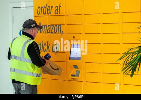 Pick-up Point-Paket für Amazon-Zustellpakete, Großbritannien Stockfoto