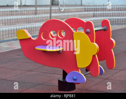 Rocking Spielzeug Flugzeug in öffentlichen Erholungsgebiet von Tsing Yi Promenade, Hong Kong. Stockfoto