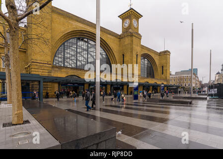 Außerhalb der Regenzeit Blick auf King's Cross Bahnhof, eröffnet 1852, auch "London St Pancras International Railway Station, der Heimat der Eurostar. Stockfoto