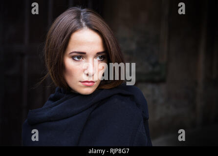 Junge Mädchen in der Depression auf dunklem Hintergrund Stockfoto