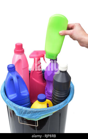 Hand eine Plastikflasche in einem Papierkorb Stockfoto