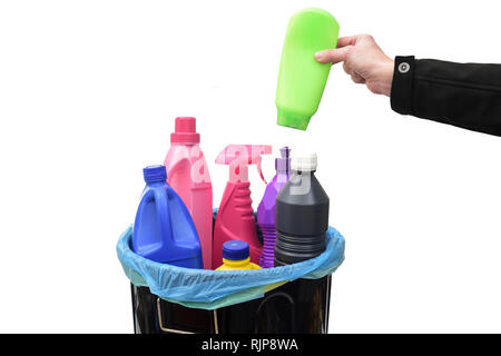 Hand eine Plastikflasche in einem Papierkorb Stockfoto