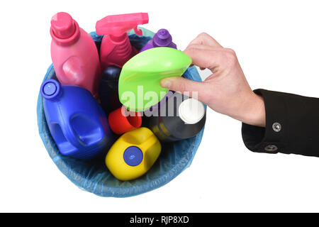 Hand eine Plastikflasche in einem Papierkorb Stockfoto