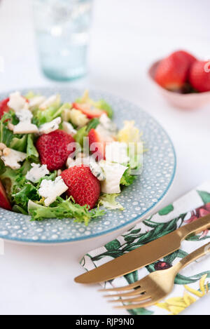 Mit Käse und Erdbeeren auf Platte Salat. Gesunde Ernährung, Diät und Ernährung Konzept Stockfoto