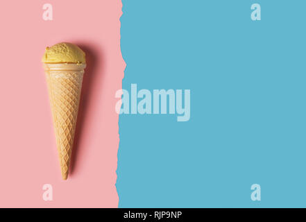 Eis mit wafer Kegel auf Rosa und blauen Hintergrund. Ansicht von oben flach mit Kopie Raum Zusammensetzung Stockfoto
