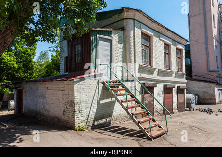 Kiew, Ukraine - 10. Mai 2015: Altes Haus im historischen Stadtteil Podil genannt (podol), Kiew Innenstadt. Stockfoto