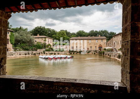 Fenster auf den Pool mit der Quelle des Thermalwasser von Bagno Vignoni Stockfoto