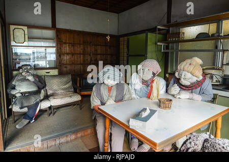 Lebensgroße Puppen in Nagoro Dorf in Shikoku, Japan. Als Teil einer ungewöhnlichen Anstrengung das Dorf besiedelt als Bewohner verlassen oder Pass weg zu halten. Stockfoto