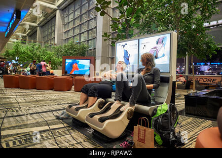 Singapur - November 03, 2015: das Innere des Changi Airport. Singapur Changi Airport ist die wichtigste zivile Flughafen von Singapur, und einer der Lar Stockfoto