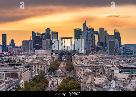 Die Wolkenkratzer von La Défense, ein hohes Ziel business district vom Dach des Arc de Triomphe bei Sonnenuntergang gesehen gebaut, Paris Stockfoto