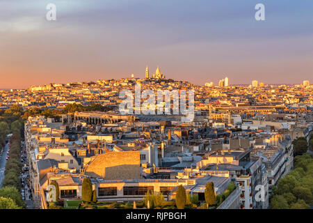 Die Basilika Sacré-Coeur und Montmartre bei Sonnenuntergang von der Dachterrasse des Arc de Triomphe, Paris, Frankreich Stockfoto