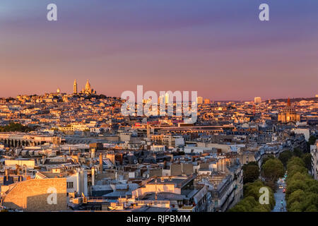 Die Basilika Sacré-Coeur und Montmartre bei Sonnenuntergang von der Dachterrasse des Arc de Triomphe, Paris, Frankreich Stockfoto