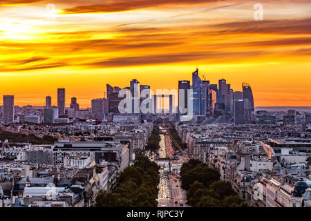 Die Wolkenkratzer von La Défense, ein hohes Ziel business district vom Dach des Arc de Triomphe bei Sonnenuntergang gesehen gebaut, Paris Stockfoto