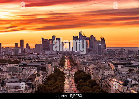 Die Wolkenkratzer von La Défense, ein hohes Ziel business district vom Dach des Arc de Triomphe bei Sonnenuntergang gesehen gebaut, Paris Stockfoto