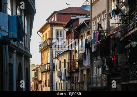 Straße von Porto in Portugal typicall und farbenfrohe altes Haus Stockfoto