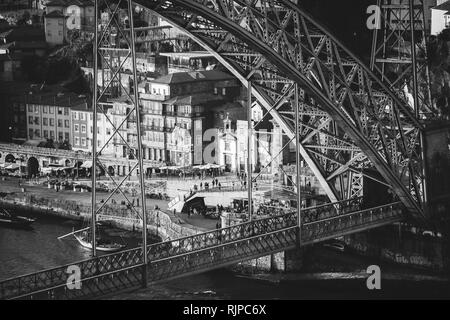 Typicall und farbenfrohe Haus von Porto in Portugal mit Dom Luis Brücke als Frame Stockfoto