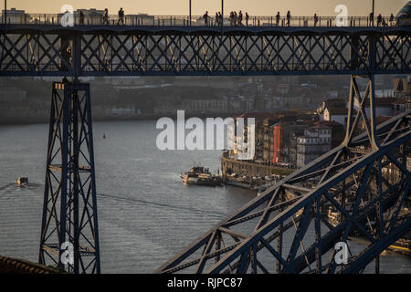 Typicall und farbenfrohe Haus von Porto in Portugal mit Dom Luis Brücke als Frame Stockfoto