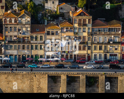 Typicall und farbenfrohe Haus von Porto in Portugal mit Dom Luis Brücke als Frame Stockfoto