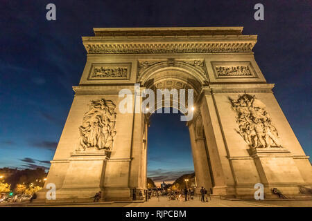 Arc de Triomphe de l'Étoile Nacht. Der Bogen befindet sich in einem kreisförmigen Plaza, von denen 12 Grand Avenue ausstrahlen, bilden ein Stern (Étoile), Paris Stockfoto