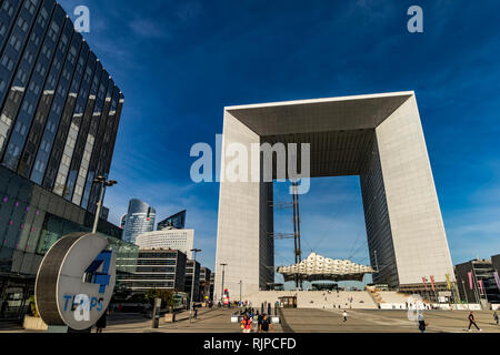 Die Grande Arche de la Défense ist ein modernes Triumphbogen in La Défense, modernen Business von Paris 1989 durchgeführt, Paris Stockfoto