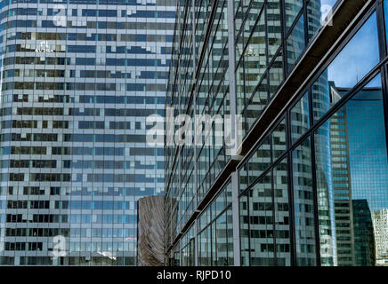 Spiegelungen im Fenster eines Bürohochhaus La Défense, Paris Stockfoto