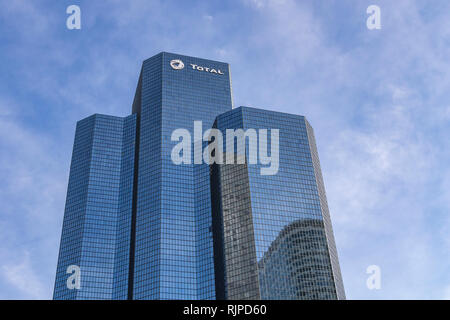 Tour Total oder Total Tower ist ein Wolkenkratzer in La Défense Courbevoie Stadtmitte Stockfoto