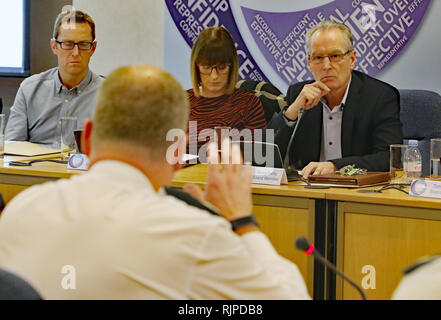 Sinn Fein Polizeiarbeit Sprecher Gerry Kelly fragen PSNI Chief Constable George Hamilton in der ersten Sitzung des Northern Ireland Policing Board in zwei Jahren in Belfast. Stockfoto