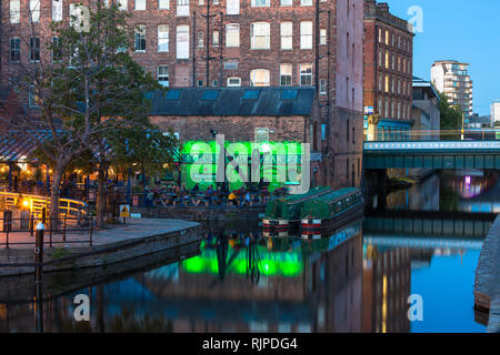 Lastkähne günstig auf Nottingham Kanal außerhalb des Canal House Bar und Restaurant in Nottingham, England, Großbritannien Stockfoto