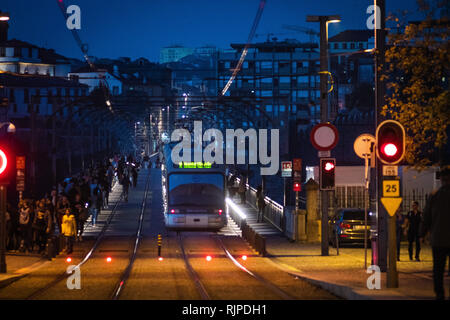 Elektrische Straßenbahn über die Dom Luis Brücke in der Stadt Porto, Stockfoto