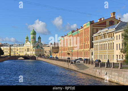 Mogilyovskiy Brücke über Griboedov Kanal und Saint Isidore Heilige Kirche Stockfoto