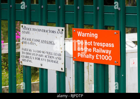 Nicht schuld an der Bahnstrecke Warnschild an einem Access Gate auf Flag Lane Penwortham, in der Nähe von Preston. Das Tor bietet Zugang zum Fahrzeug an die Eisenbahn. Stockfoto