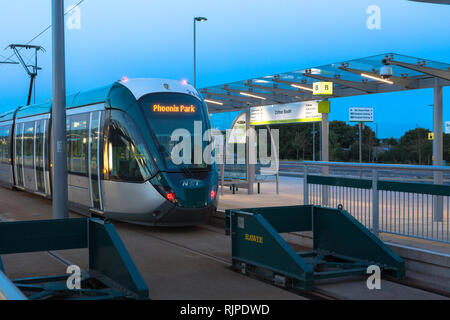 Nottingham Express Transit (netto) Straßenbahn bei Clifton Süden Tram Stop, Nottingham, England, UK Stockfoto