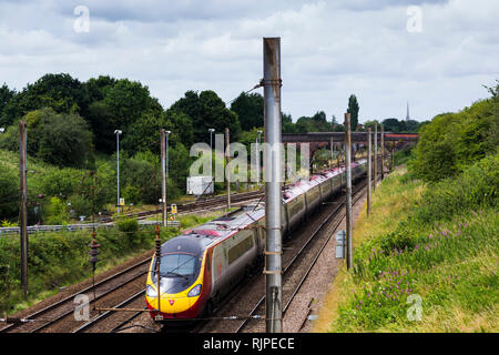 Virgin Express Pedolino Personenzug in Richtung Norden auf der West Coast Main Line, in der Nähe der Farington Kurve Verzweigung, Preston, Lancashire. Stockfoto