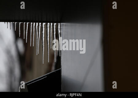 Hängenden Eiszapfen nach einem Regen wetter Phänomen Stockfoto