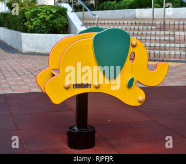 Rocking toy Elefant in öffentlichen Erholungsgebiet von Tsing Yi Promenade, Hong Kong Stockfoto