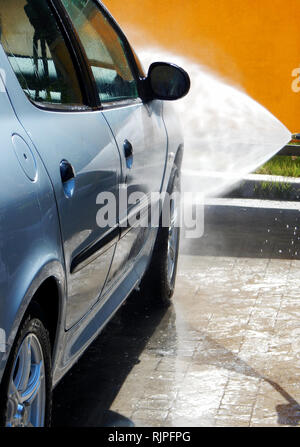 Hochdruckstrahl Scheibe im Prozess der Auto waschen Stockfoto