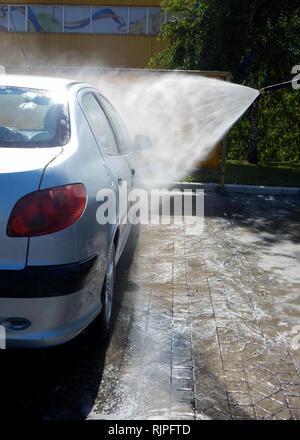 Auto waschen durch hohen Druck jet Unterlegscheibe Stockfoto