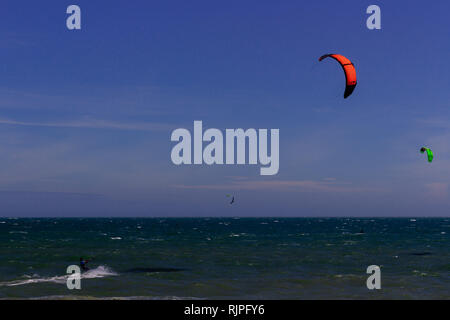 Kiteboarding, itesurfing bei Sonnenuntergang in Mui Ne Strand, Vietnam Phan Thiet Stockfoto