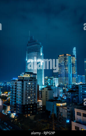 Ho Chi Minh City, Vietnam, 4. Februar 2019: Neujahr feiern. Skyline mit Feuerwerk leuchtet Himmel über Business District Stockfoto