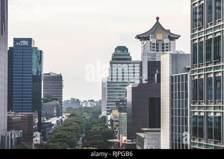 Singapur/Singapur - 15. Januar 2019: Singapore Orchard Road Shopping mall Gebäude architektonische Luftaufnahme im eleganten Retro gedeckten Farben Stockfoto