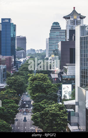 Singapur/Singapur - 15. Januar 2019: Singapore Orchard Road Shopping mall Gebäude architektonische Luftaufnahme im eleganten Retro gedeckten Farben Stockfoto