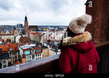 Mädchen genießen Aussicht von Breslau in Polen Stockfoto