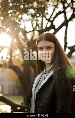 Portrait einer jungen schönen braunhaarige Mädchen Stockfoto