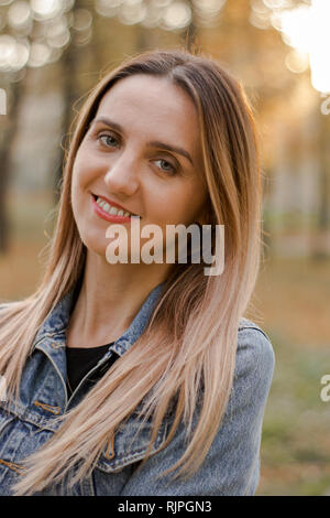 Porträt einer niedlichen Blondine in Jeans Kleidung Stockfoto